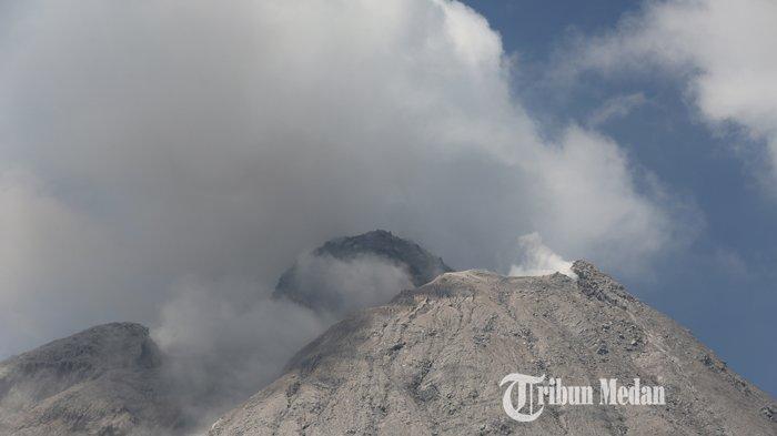 Asap sulfatara mengepul disertai guguran material vulkanik dari puncak Gunung Sinabung dari Desa Sigarang-garang, Kecamatan Namanteran, Karo, Sumatera Utara, Sabtu (21/2/2021).TRIBUN MEDAN/RISKI CAHYADI
