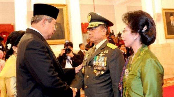 ALASAN Andi Arief Buka Nama Moeldoko| Karir Cemerlang Moeldoko, Usulkan SBY Anugerah Jenderal Besar. Foto Presiden SBY bersalaman dengan Jenderal Moeldoko pada acara pelantikannya sebagai Panglima TNI tahun 2013
