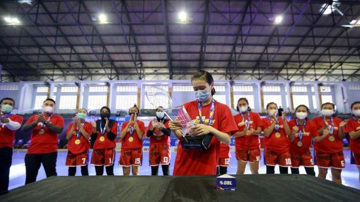 AMBIL SENDIRI: Kapten tim putri SMAN 5 Mataram mewakili rekan-rekannya mengambil trofi champion DBL 2021 West Nusa Tenggara Series, setelah memenangi laga final atas SMAN 1 Narmada di GOR 17 Desember Turida, Jumat (26/2)