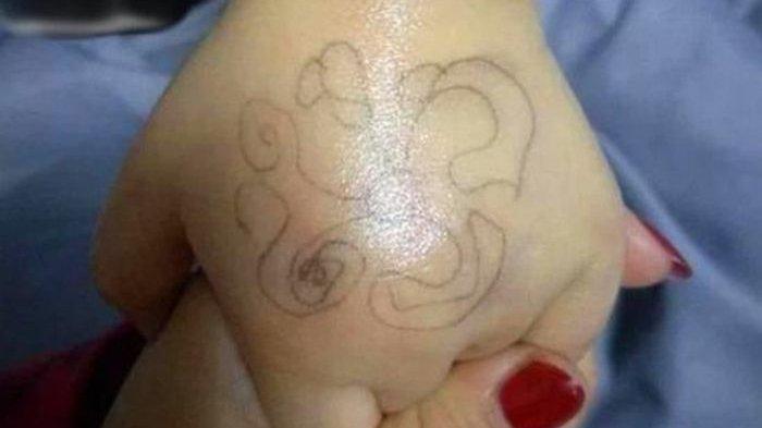Seorang ibu melihat gambar aneh di tangan anaknya dan merasa panik. Ia pun segera melapor polisi. Ternyata simbol tersebut mengandung arti yang mengerikan.