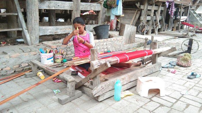Seorang anak Kampung Ulos sedang menenun ulos di Desa Lumban Suhi-Suhi, Kabupaten Samosir, Kamis (12/11/2020).