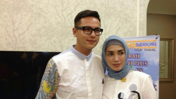 Pasangan pesohor Tanah Air, Andhika Pratama dan Ussy Sulistawaty saat ditemui usai melakukan Manasik Umroh, di Kallestree Lounge, Jakarta Selatan, Minggu (7/2/2016). (TRIBUNNEWS.COM/AHMAD RAFIQ)
