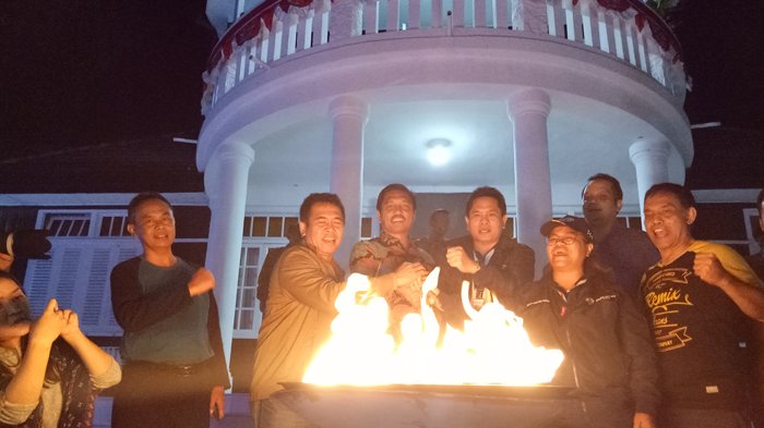 Wakil Bupati Simalungun, Amran Sinaga bersama perwakilan Inasgoc Sarman Simanjorang menghidupkan api Mini Caldron di Rumah Pesanggrahan Soekarno.