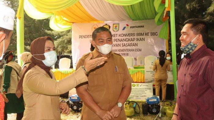 Wakil Rektor Bidang Kerjasama dan Sistem Informasi, Andang Suhendi, SS. MA sedang berbincang-bincang bersama Asisten Perekonomian Pembangunan dan Sosial Setdakab Sergai, Ir. H. Kaharuddin, MM dan Kepala Dinas Kelautan dan Perikanan Sergai Hj. Sri Pancasilawati SP. MS.i kemarin.