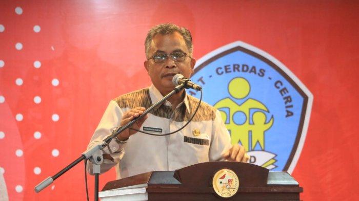 Asisten Pemerintahan dan Kesra Parsaoran Hutagalung saat membuka 'Penguatan Kapasitas Bunda PAUD Kecamatan, Desa/Kelurahan se-Kabupaten Tapanuli Utara', bertempat di Gedung Kesenian Sopo Partungkoan, Tarutung, Jumat (24/11/2021). (Dok. Humas Pemkab Taput)