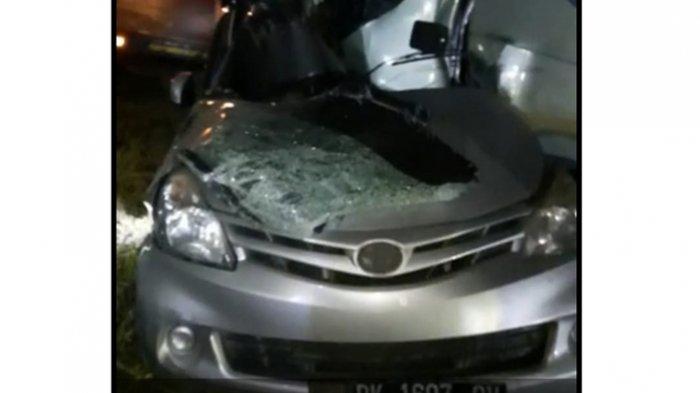 Kndisi Toyota Avanza BK 1697 QV hancur usai tabrakan dengan Bus Intra di jalan lintas Tebingtinggi-Siantar, tepatnya Dusun IV, Desa Pabatu, Kecamatan Tebingtinggi, Kabupaten Serdangbedagai, Minggu (21/1/2021) malam.