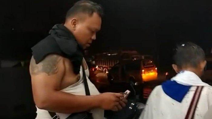 Massa pendukung Moeldoko tertangkap kamera usai menerima uang dari seorang koordinator, Jumat (5/3/2021) malam. Bagi-bagi uang ini dilakukan di depan gerai waralaba, persisnya di depan Grreen Hill Sibolangit.