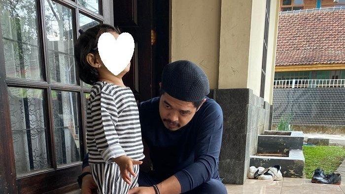 Bambang Pamungkas yang Sedang Mengurus Anak dari Pernikahan Siri dengan Amalia Fujiawati
