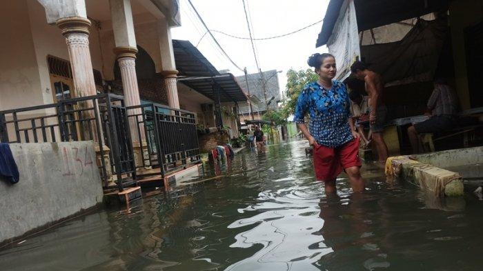 KONDISI banjir selama 1,5 bulan di Gang Subur Lama, Kampung Baru, Kecamatan Medan Maimun, Senin (18/1/2021). Imbas dari genangan air ini membuat ekonomi warga lumpuh dan mulai dijangkiti penyakit kulit.