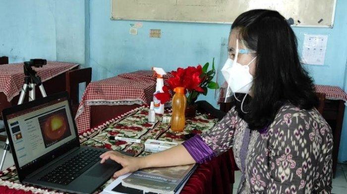 Theresia Purba, Guru mata pelajaran Ilmu Pengetahuan Alam saat sedang memberikan materi pelajaran kepada siswa yang kelas 7 yang mengikuti simulasi belajar tatap muka di SMPN 7 Medan, Jalan H Adam Malik, Medan Sumatera Utara. Kamis (17/6/2021). (Tribun-medan.com/Fredy Santoso)