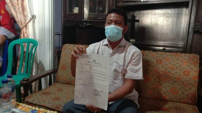 ANGGOTA DPRD Simalungun dari Fraksi Partai Berkarya, Benfri Sinaga menunjukkan LP atas pemukulan yang dialaminya oleh Koster Aprison Hutajulu