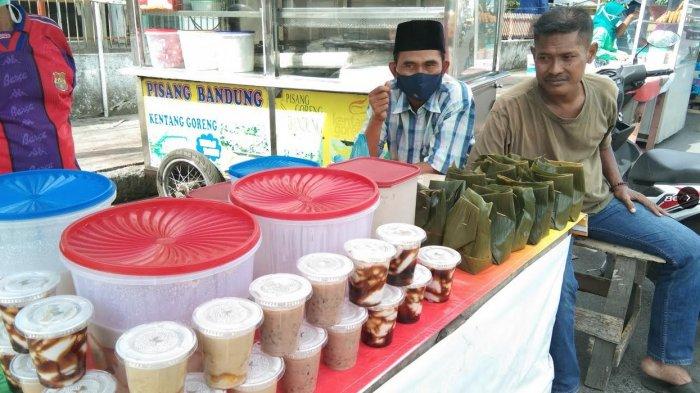 Berjejer tenant-tenant pedagang Jongkong yang merupakan penganan khas Mealayu, dan pedagang menu berbuka puasa, di Jalan H Moh Yamin Medan, simpang Jalan Perintis Kemerdekaan Kota Medan, Senin (27/8/2020).