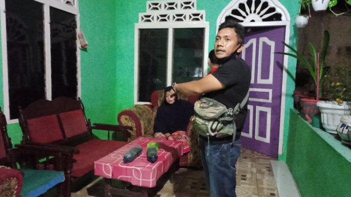Warga mengepung dan mengancam akan membakar rumah Sugianto alias Anto, pemilik investasi BMW Cash di Asahan, Jumat (13/11/2020).