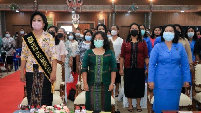 Bunda PAUD Tapanuli Utara Satika Simamora, SE, MM yang didampingi para staf Ahli Bupati dan pimpinan OPD membuka 'Penguatan Kapasitas Bunda PAUD Kecamatan, Desa/Kelurahan se-Kabupaten Tapanuli Utara', bertempat di Gedung Kesenian Sopo Partungkoan, Tarutung, Jumat (24/11/2021).