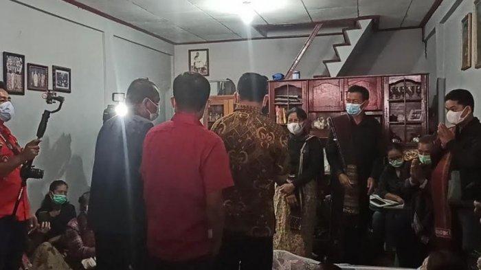 GURU SD TEWAS - Bupati Poltak Sitorus menyambangi rumah duka di Desa Lumban Lobu, Kecamatan Bonatualunasi, Kabupaten Toba pada Rabu (26/5/2021). (Tribun-medan.com/ Maurits Pardosi)