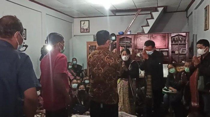 GURU SD TEWAS - Bupati Poltak Sitorus sambangi rumah duka di Desa Lumban Lobu, Kecamatan Bonatualunasi, Kabupaten Toba pada Rabu (26/5/2021). (Tribun-medan.com/ Maurits Pardosi)
