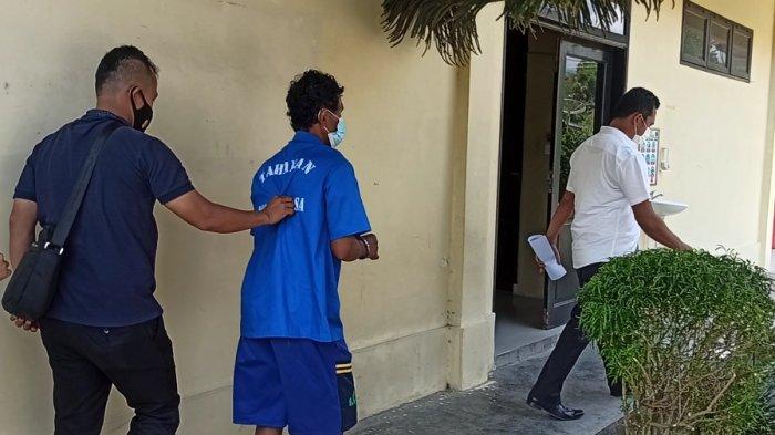 PELAKU cabul Toni Napitupulu dibawa petugas setelah ditangkap dari tempat persembunyiannya di Jakarta.