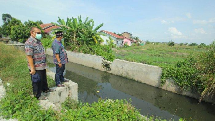 Calon Wali Kota Medan Akhyar Nasution meninjau akses menuju Islamic Centre Jalan Rawe VII, Martubung, Medan, Jumat (2/10/2020).