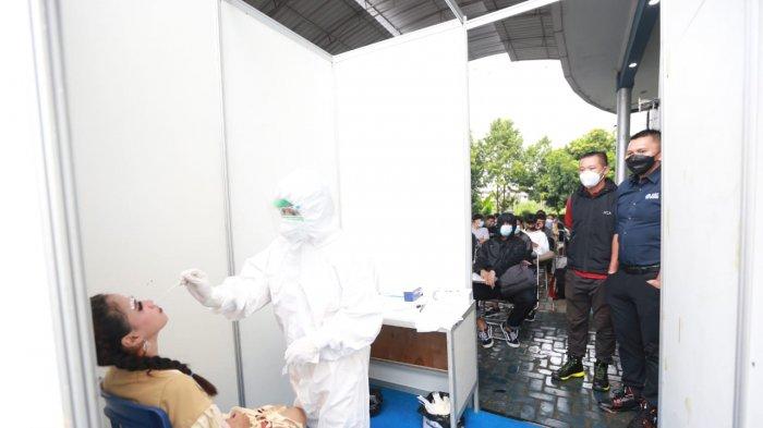 CEO & Founder DBL Indonesia Azrul Ananda (paling kanan) didampingi dr Pratama Wicaksana Medical Advisor DBL Indonesia, memantau langsung tes swab antigen kepada anggota tim dance dan pemain tim basket SMAN 2 Mataram yang dilakukan 3 jam menjelang pertandingan.