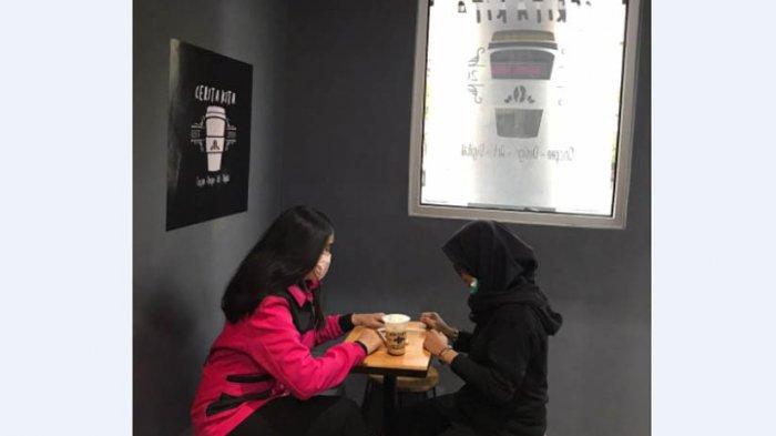 PENGUNJUNG menikmati sajian kopi di Cerita Kita Coffee Shop.