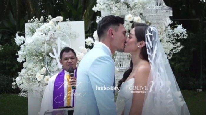 Ciuman pertama Jessica Iskandar dan Vincent Verhaag setelah resmi menikah.
