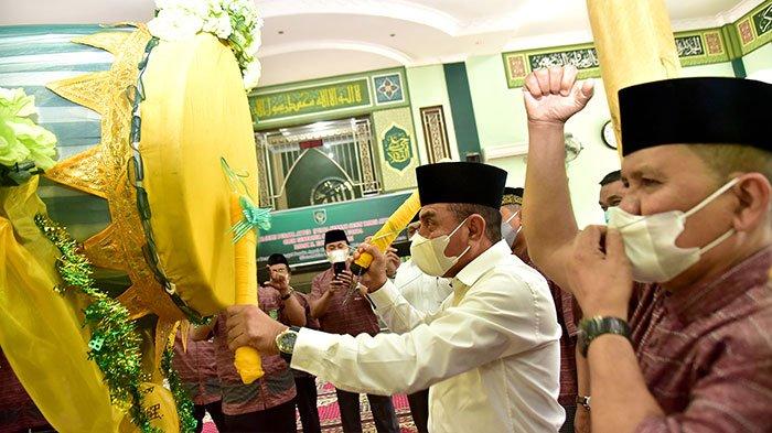 Gubernur Sumatera Utara H. Edy Rahmayadi didampingi Rektor UISU Dr. H. Yanhar Jamaluddin, MAP memukul bedug tanda diresmikannya Majelis Pusaka Ayyub (Puasa Sunnah Senin Kamis dan Ayyamul Bidh) Masjid Jami’ al Munawwarah UISU Jalan SM Raja Medan, Rabu (31/3).