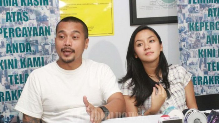 JUMPERS - Enno Lerian didampingi suaminya Priambodo Soesetyo dan dua anaknya, memberi keterangan pada wartawan seputar proses kelahiran anak mereka yang diberi nama Abimanyu Praja Soesetyo, di Rumah Sakit Bersalin Asih, Kebayoran Baru, Jakarta Selatan, Senin (15/7/2013). (Warta Kota/nur ichsan)