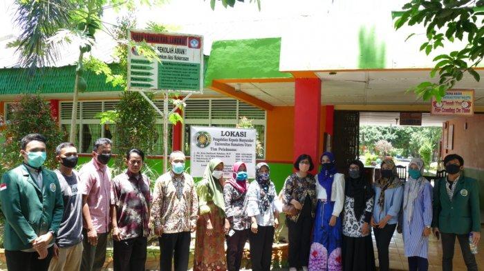 Foto bersama tim pengabdian dan peserta pelatihan e-learning SMP Negeri 1 Binjai Kwala Begumit
