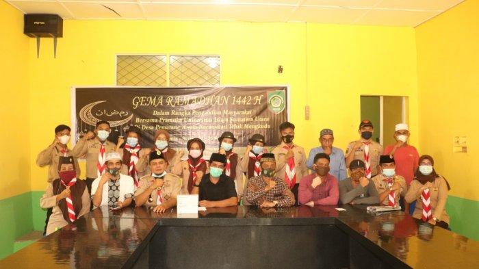 Rektor UISU Dr. H. Yanhar Jamaluddin, MAP dan Kepala Desa Pematang Kwala Ramlan dan anggota pramuka UISU foto bersama usai pembukaan kegiatan Gema Ramadhan 1442 H di Kantor Desa Pematang Kwala Kecamatan Teluk Mengkudu Sergai, Kamis (22/4).