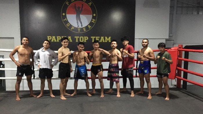 Gideon Manurung (empat dari kiri) atlet Kickboxing Sumut dan MMA Pride saat berfoto bersama dengan tim di tempat Papua Top Team, Jakarta.