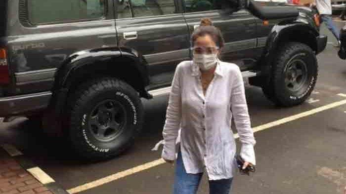 Gisella Anastasia saat kembali menjalani wajib lapor ke Polda Metro Jaya setiap hari Senin dan Kamis.