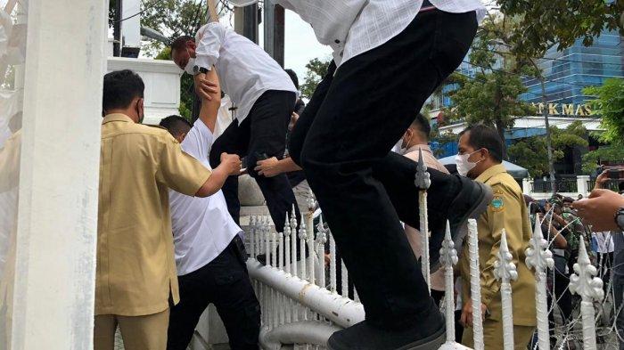Gubernur Sumatera Utara Edy Rahmayadi sampai lompat pagar untuk menemui demonstran di depan Kantornya, Jalan Pangeran Diponegoro, Kota Medan, Selasa (13/10/2020). Satia