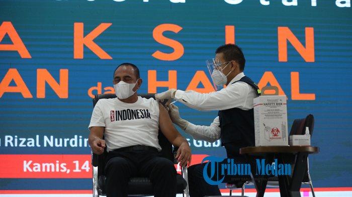 Gubernur Sumatera Utara Edy Rahmayadi memejamkan mata saat menerima suntikan vaksinasi di Medan, Sumatera Utara, Kamis (14/1/2021).TRIBUN MEDAN/RISKI CAHYADI