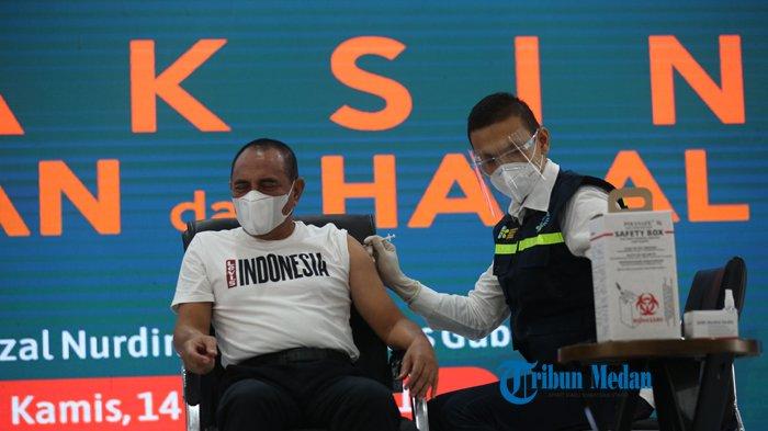Gubernur Sumatera Utara Edy Rahmayadi memejamkan mata saat menerima suntikan vaksinasi di Medan, Sumatera Utara, Kamis (14/1/2021).TRIBUN MEDAN/RISKI CAHYADI