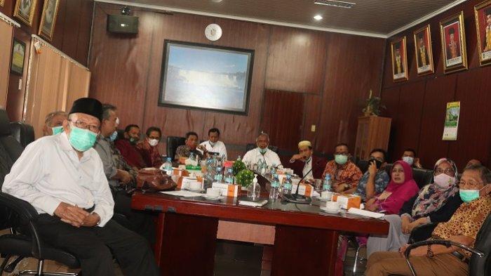 Guru Besar UISU yang dipimpin Prof Dr Ir Djohar Arifin Husin PhD sedang melakukan rapat di di Ruang Serbaguna Pusat Administrasi UISU kemarin (2/1)