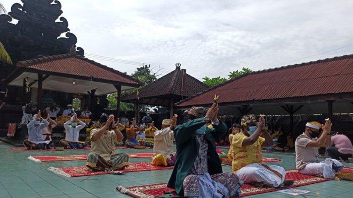UMAT Hindu saat melaksanakan Perayaan Kuningan dengan menerapkan Protokol kesehatan di Pura Agung Raksa Buana, Jalan Polonia No. 216, Polonia, Kecamatan Medan Polonia, Sabtu (26/9/2020).