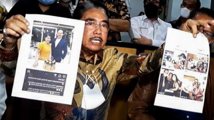 Hotma Sitompul saat mempelihatkan BUKTI FOTO Desiree dengan Pria Lain
