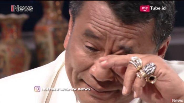 Pengacara kondang Hotman Paris meneteskan air mata saat mengenang perjuangan sang ibu membesarkan anak-anaknya.