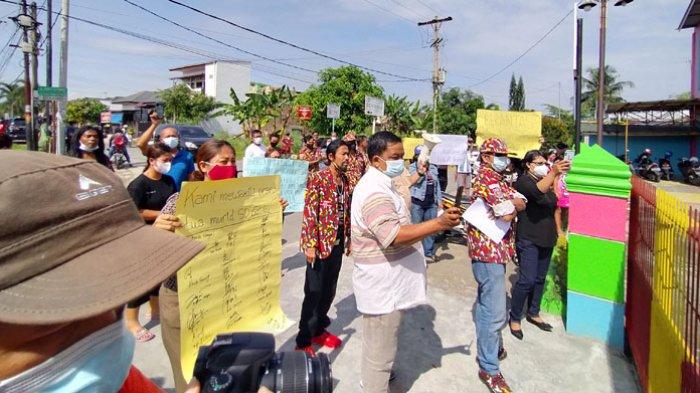 Puluhan ibu-ibu melakukan aksi unjuk rasa pecat dan proses hukum kepala sekolah berinisal BS yang telah mencabuli sejumlah siswi di SD GAS di Jalan Bunga Terompet Kelurahan Padang Bulan Selayang II, Medan Selayang.