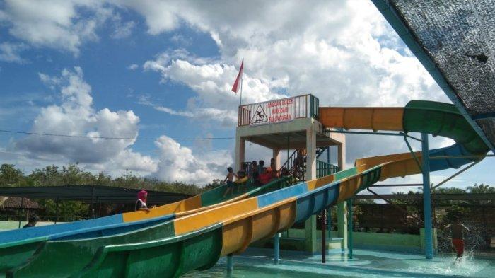 PENGUNJUNG tengah menikmati wahana bermaian air di Ikhsan Mas Waterboom.