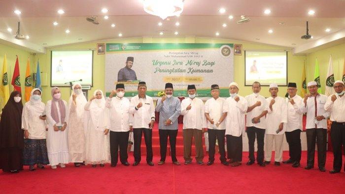 Rektor UISU Dr. H. Yanhar Jamaluddin, MAP bersama Ustadz H. Abdul Latif Khan S.Ag dan pimpinan UISU foto bersama usai peringatan Israk Mikraj Nabi Muhammad SAW di Auditorium UISU Jalan SM Raja Medan, kemarin (20/3)