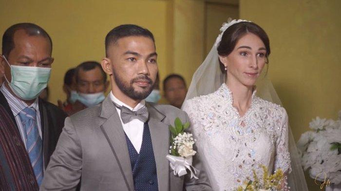 Putra Batak asal Parsoburan, Jeff Rekando Lubis menikahi seorang gadis dari Inggris bernama Rebecca Elizabeth Armson.