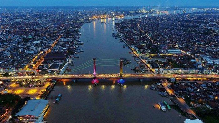 Potret di kawasan Jembatan Ampera, Sungai Musi, Palembang, Sumatera Selatan, Selasa (7/3/2017).