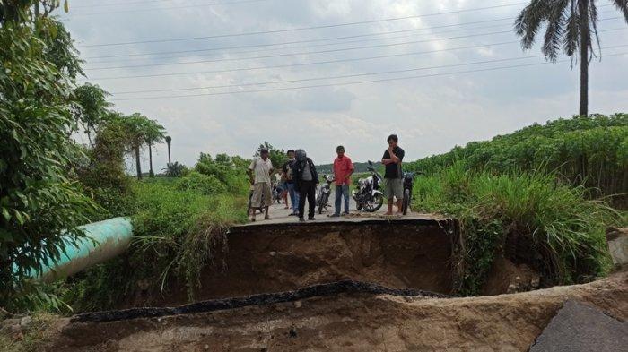 PENGENDARA melihat kondisi jembatan penghubung Kecamatan Percut Seituan dan Kecamatan Tanjung Morawa yang runtuh, Kamis (10/12/2020).