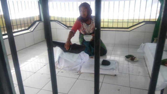 Juru Kunci Meriam Puntung melakukan pembersihan, di Desa Sukanalu, Kecamatan Barusjahe.