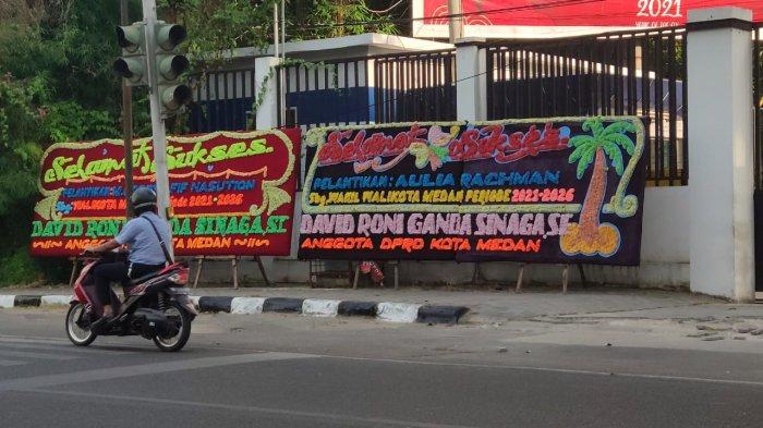 Tribun-medan.com/Rechtin Hani
Karangan bunga di depan Kantor DPRD Medan, Jalan Kapten Maulana Lubis satu hari jelang pelantikan Bobby Afif Nasution dan Aulia Rachman, Kamis (25/2/2021). Bobby-Aulia akan dilantik secara langsung oleh Gubernur Sumatera Utara Edy Rahmayadi pada gelombang pertama pukul 08.00 WIB bersama lima Kepala Daerah di Sumut lainnya.