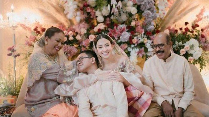 Karina Nadila dan keluarga