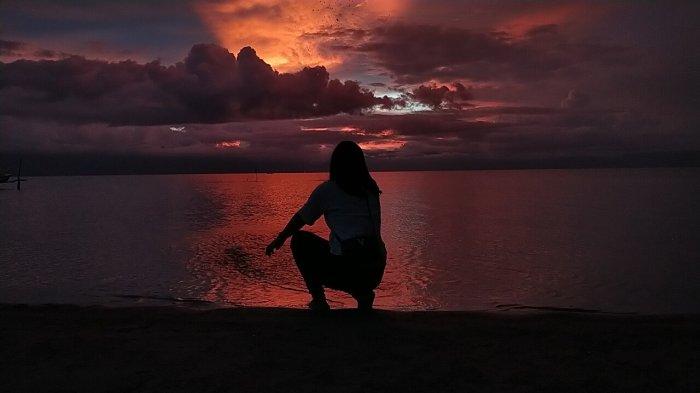 Keindahan alam Pantai Sigurgur Pulau Samosir, sat senja tiba.