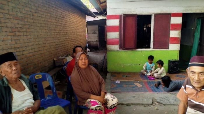 Keluarga pasangan suami istri yang menjadi korban pembunuhan, menggelar tahlilan, Selasa (23/2/2021) malam. Jasad pasutri itu ditemukan di perkebunan tebu Kelurahan Tunggurono Kecamatan Binjai Timur, .