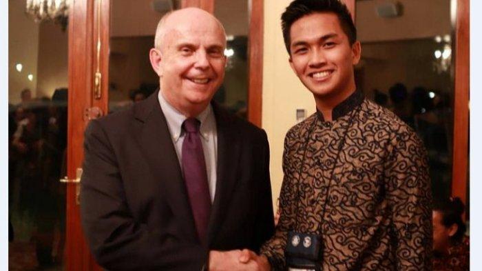 Muhammad Rafi (kanan) dan U.S Ambassador of Indonesia Joseph R (kiri). (Tribun-medan.com/HO)